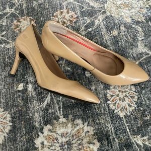 Rockport Trutech nude heel. 7.5 good used condition. Please see all photos.
